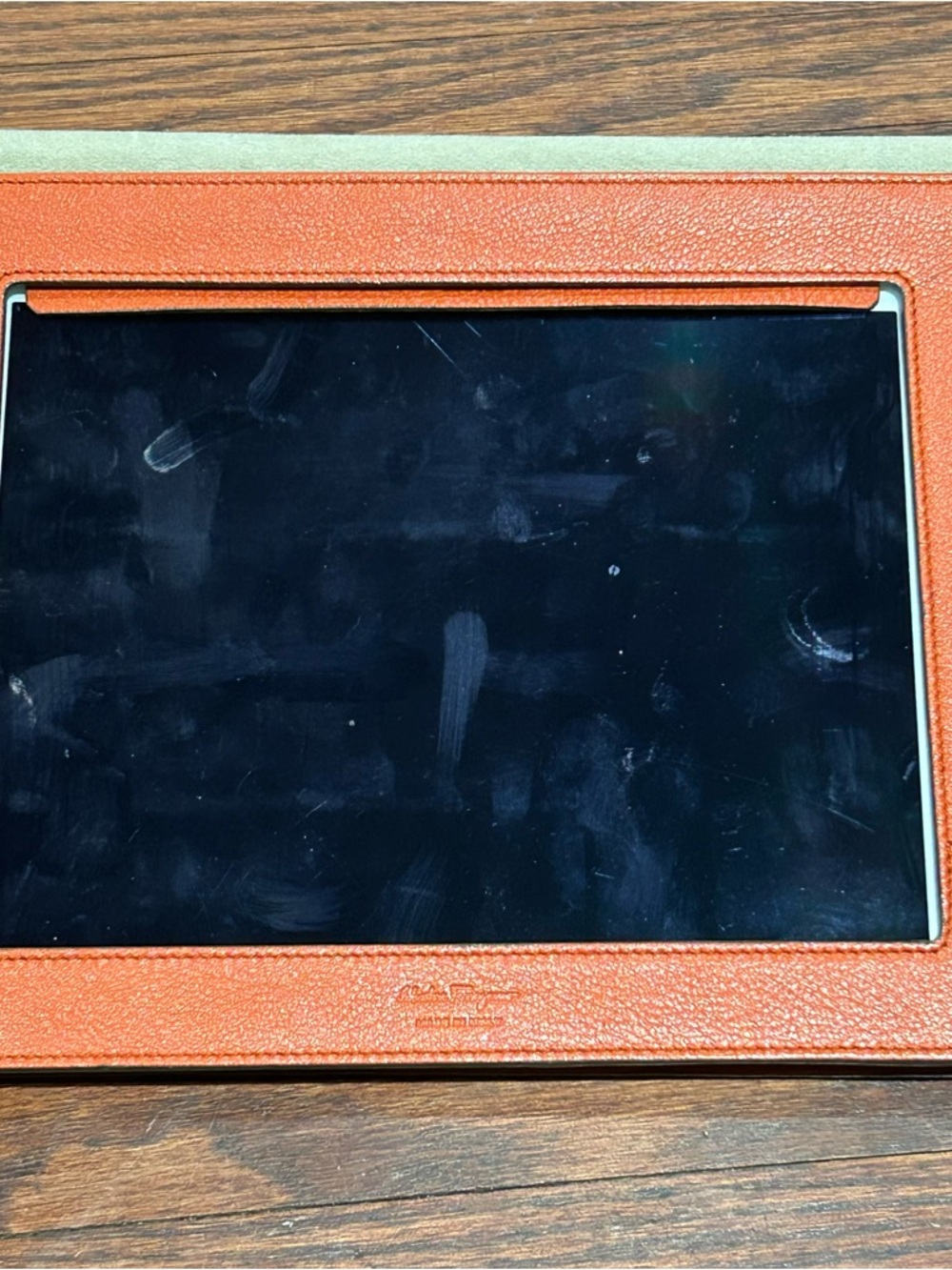 Salvatore Ferragamo Orange Leather iPad case
Serial number KD-22B420 - Picture 7 of 9
